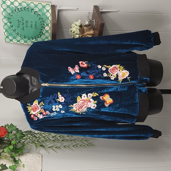 Adore Velvet Floral Reversible Jacket - Picture 3 of 9